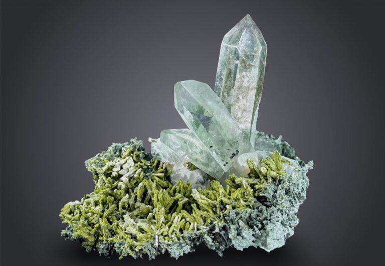 Фантомное включение хлорного кварца на эпидотовой матрице