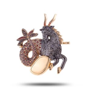 Брошь с камнями гранат, пирит, раухтопаз, Козерог