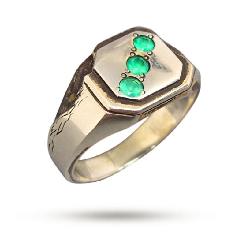 Кольцо из серебра с 3-мя зелеными камнями оникс